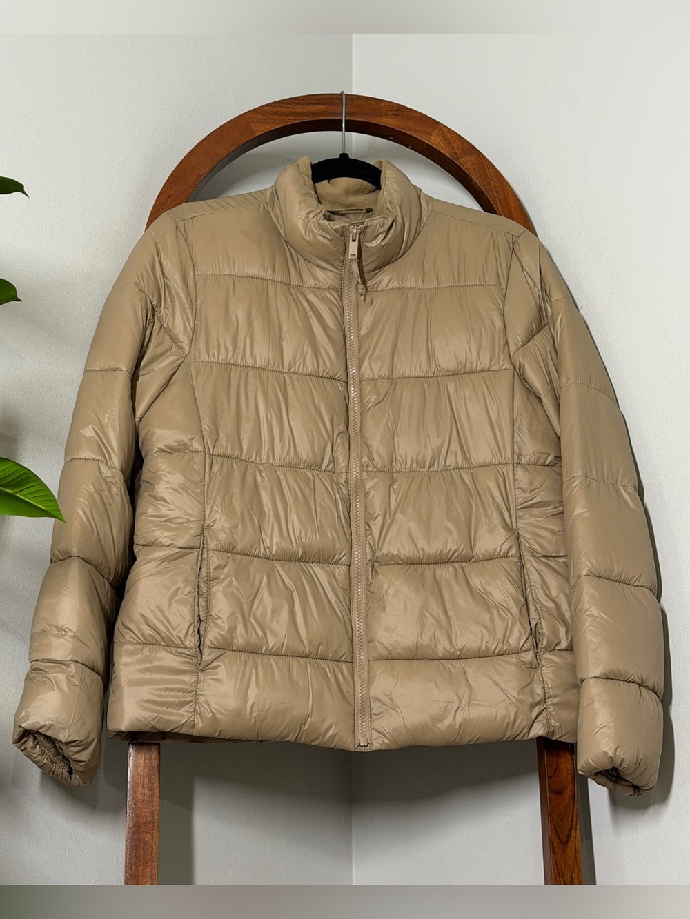 Gap MEDIUM Lightweight Puffer Full Zip Jacket in Warm Golden Brown